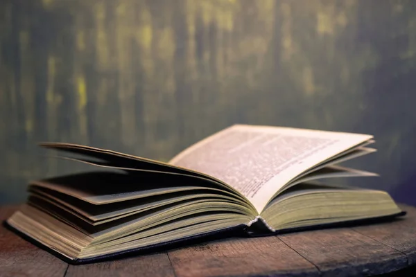 Aprire Vecchio Libro Tavolo Legno Quercia Sfondo Del Consiglio Scolastico — Foto Stock