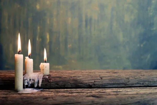 Kaars Een Oude Eiken Houten Tafel Mooie Gouden Achtergrond Rel — Stockfoto