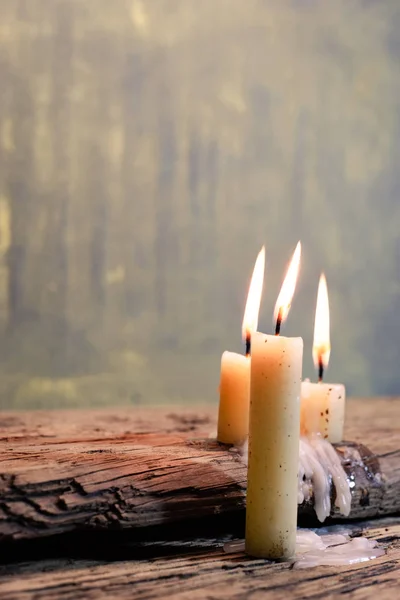 Kaars Een Oude Eiken Houten Tafel Mooie Gouden Achtergrond Rel — Stockfoto