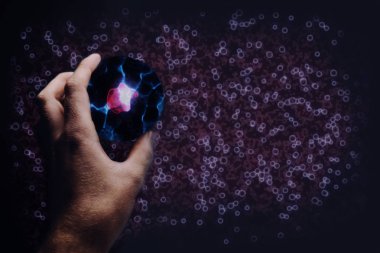 Hücre bölünmesi tutan eller. Bulutsusu toz. Karışık teknik.