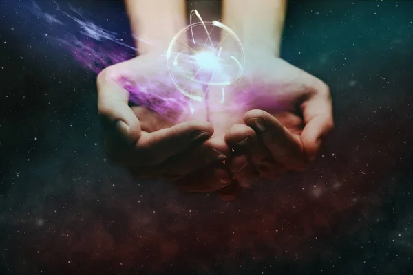 Ludzka Ręka Trzyma Atom Dłoń Kurz Mgławica Nieskończonej Przestrzeni Techniki — Zdjęcie stockowe