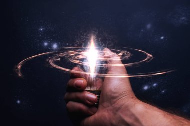 Ampul Bulutsusu toz içinde ve gün ışığı ile tutan eller. Karışık teknik.