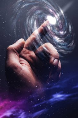 İşaret parmağı sonsuz uzayda yeni bir yıldız dokunur.