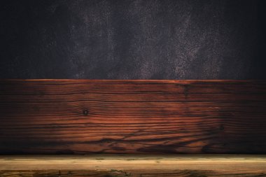 Eski meşe ahşap masa ve arka plan duvar.