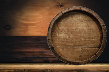 Ahşap varil ve ahşap aşınmış eski tablo.