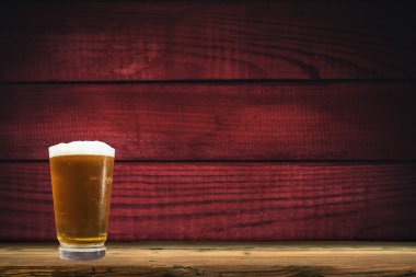 Bardak bira eski meşe masada ve arka plan