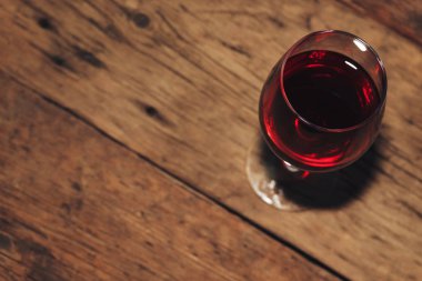 Bir bardak kırmızı şarap bir tablo. Güzel beyaz arka plan