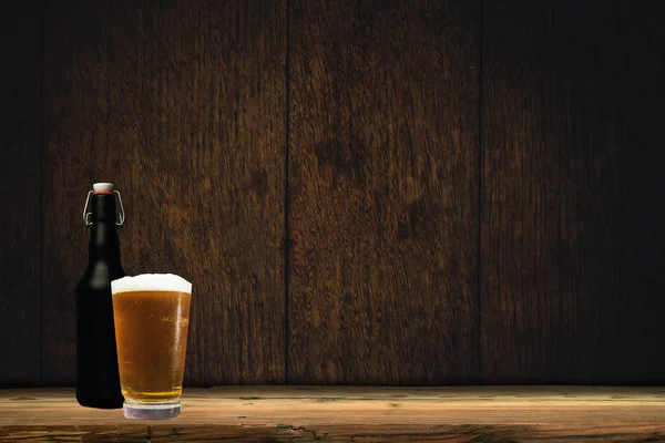 Glas Bier Een Oud Eiken Tafel Achtergrond — Stockfoto