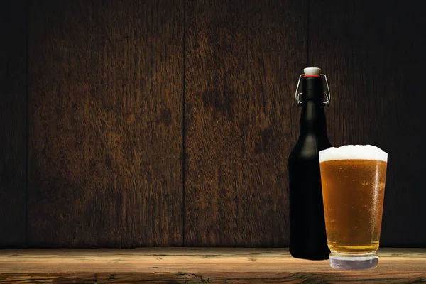 Glas Bier Een Oud Eiken Tafel Achtergrond — Stockfoto