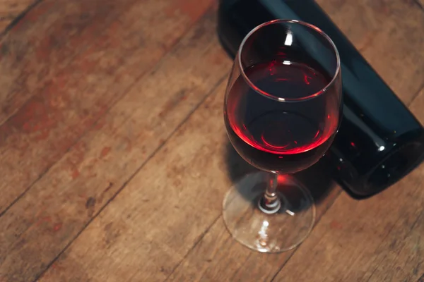 Bottiglia Vino Rosso Bicchiere Vino Vecchio Tavolo Legno — Foto Stock