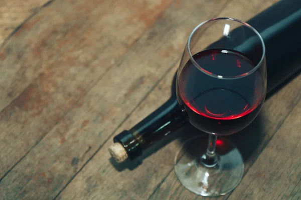 Bottiglia Vino Rosso Bicchiere Vino Vecchio Tavolo Legno — Foto Stock