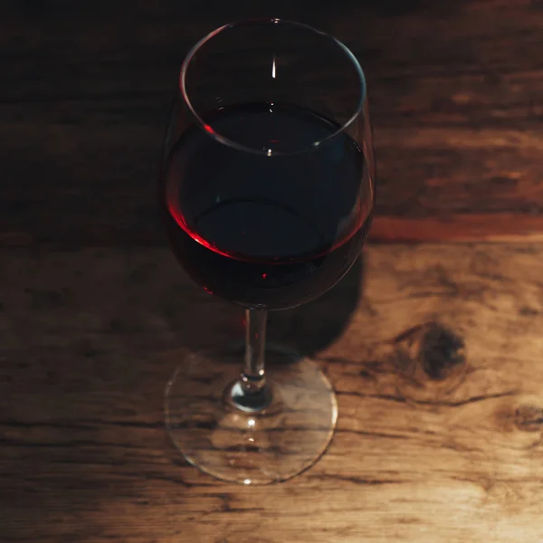 Verre Vin Rouge Sur Une Table Beau Fond Blanc — Photo