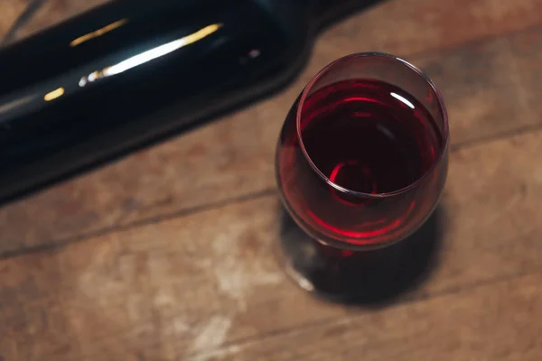 Fles Met Rode Wijn Een Glas Wijn Een Oud Houten — Stockfoto