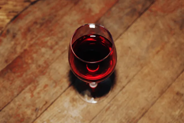 Glas Rotwein Auf Einem Tisch Schöner Weißer Hintergrund — Stockfoto