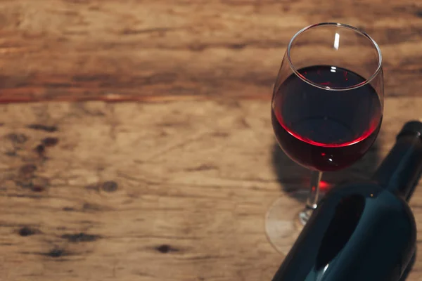 Bouteille Vin Rouge Verre Vin Sur Une Vieille Table Bois — Photo