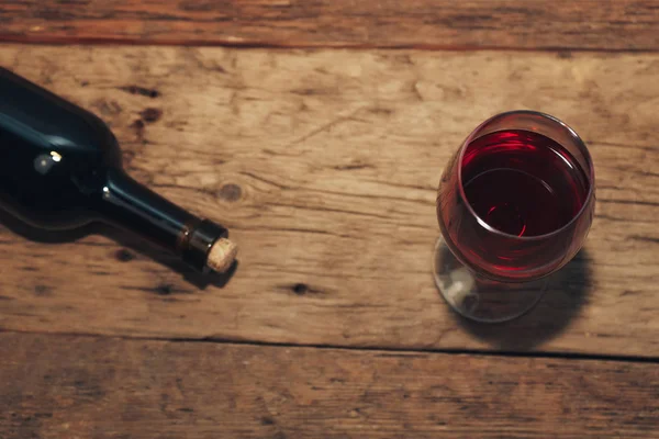 Fles Met Rode Wijn Een Glas Wijn Een Oud Houten — Stockfoto