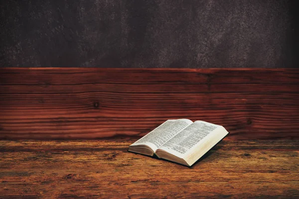 Biblia Sobre Viejo Fondo Mesa Madera — Foto de Stock