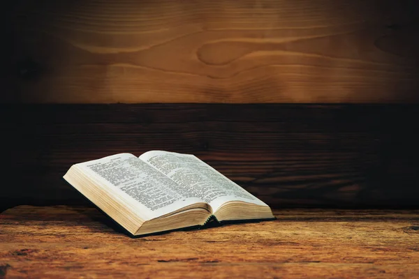 Bíblia Sobre Velho Fundo Mesa Madeira — Fotografia de Stock