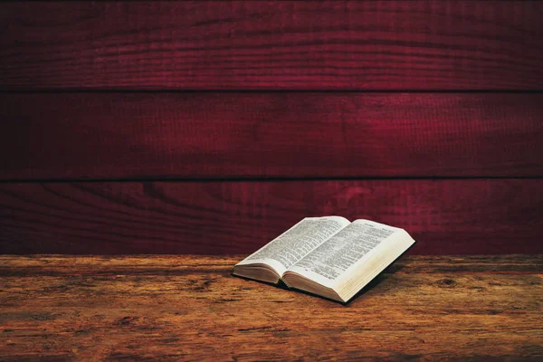 Biblia Sobre Viejo Fondo Mesa Madera —  Fotos de Stock