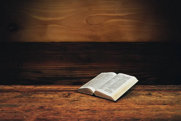 Bibel Auf Altem Holztischhintergrund — Stockfoto