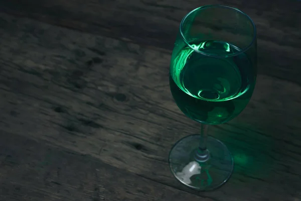 Glas Groene Cannabis Wijn Een Oud Eiken Tafel Achtergrond — Stockfoto