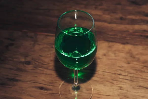 Bicchiere Vino Cannabis Verde Vecchio Tavolo Quercia Sfondo — Foto Stock
