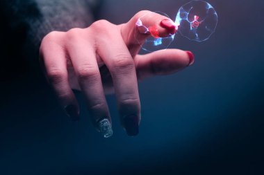 Kadın işaret parmağı hücre bölünmesi dokunur. Karışık teknik.