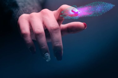 Kadın işaret parmağı roket yenilikçi teknolojileri dokunur. Karışık teknik.