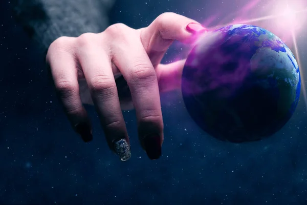Mulher Tocando Planeta Com Dedo Nebulosa Roxa Espaço Infinito Meios — Fotografia de Stock