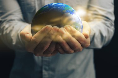 İnsan eli ve bulutsu toz dünyamızda korumak. Karışık teknik. 