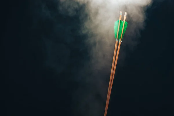 Dos Flechas Madera Hermoso Fondo Smog Las Armas Medievales Son — Foto de Stock