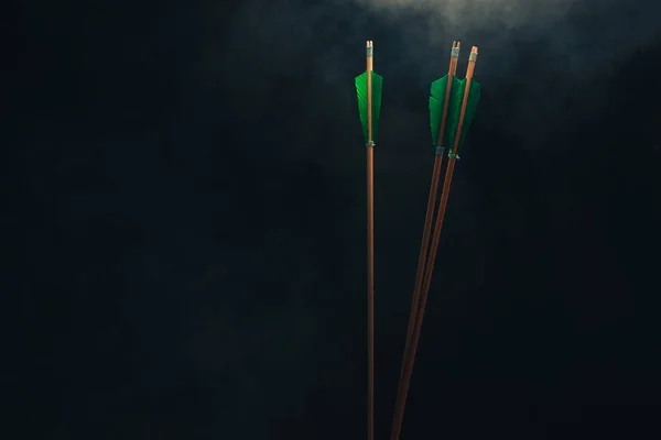 三支木箭 美丽的烟雾背景 中世纪的武器是手工制作的 — 图库照片