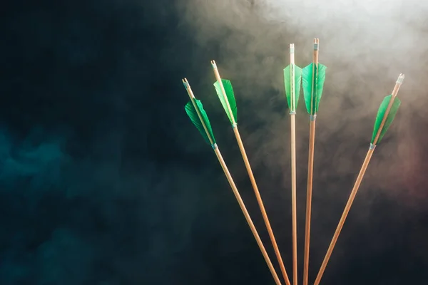 Fünf Holzpfeil Schöner Smoghintergrund Mittelalterliche Waffen Sind Handgefertigt — Stockfoto