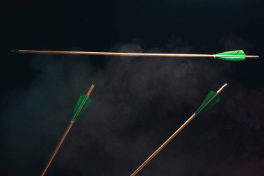 Üç ok bir uçan ahşap. Güzel smog arka plan. Ortaçağ silahlar el yapımı.
