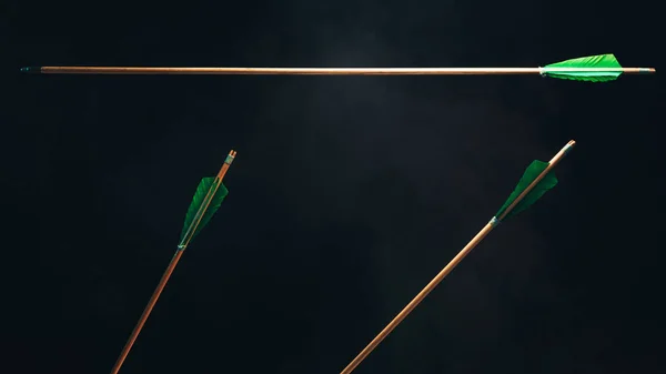 Три Деревянные Стрелы Один Летит Красивый Смога Фон Средневековое Оружие — стоковое фото