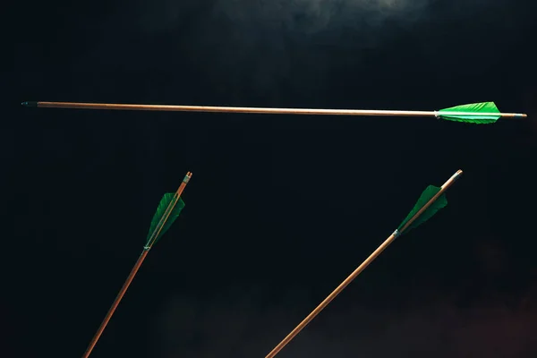 Tres Flechas Madera Una Volando Hermoso Fondo Smog Las Armas — Foto de Stock