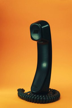 Sarı zemin üzerine siyah telefon