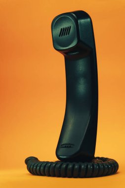 Sarı zemin üzerine siyah telefon