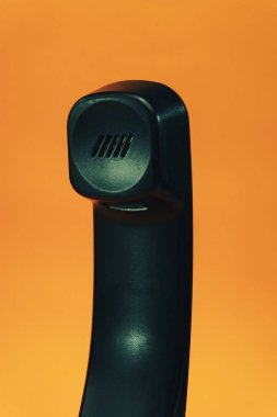 Sarı zemin üzerine siyah telefon