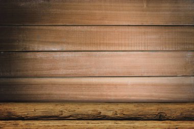 Eski meşe ahşap masa ve arka plan duvar.