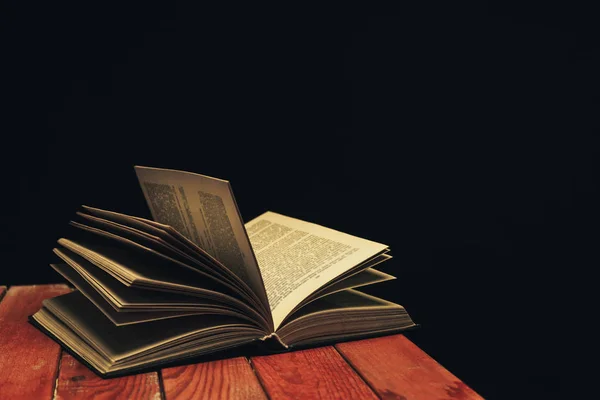 Egy Megnyitott Régi Könyv Egy Vörös Fából Készült Asztal Gyönyörű — Stock Fotó