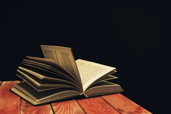 Egy Megnyitott Régi Könyv Egy Vörös Fából Készült Asztal Gyönyörű — Stock Fotó