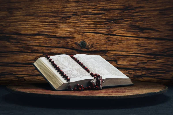 聖書と旧円卓の十字架ビーズ 美しいブラウン オーク木バック グラウンド 宗教概念 — ストック写真