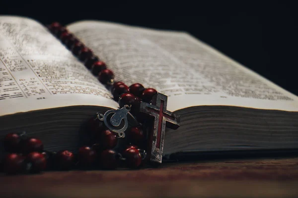 Old Red Beads Crucifix Holy Bible Background Macro View — Stock Photo, Image