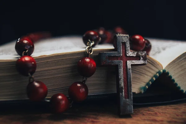 Staré Červené Korálky Krucifix Pozadí Holy Bible Makro Zobrazení — Stock fotografie