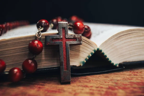 Staré Červené Korálky Krucifix Pozadí Holy Bible Makro Zobrazení — Stock fotografie
