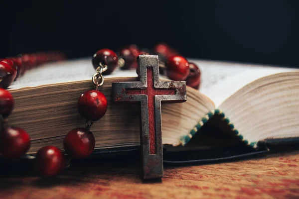 Velhos Grânulos Vermelhos Crucifixo Fundo Bíblia Sagrada Vista Macro — Fotografia de Stock