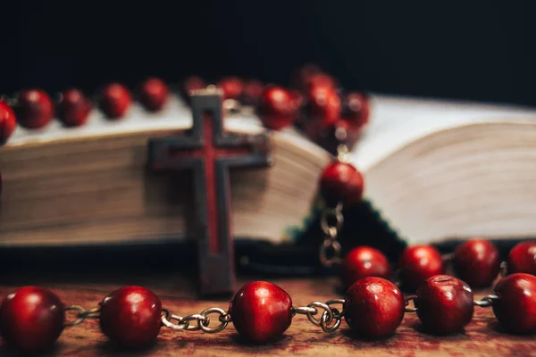 Velhos Grânulos Vermelhos Crucifixo Fundo Bíblia Sagrada Vista Macro — Fotografia de Stock