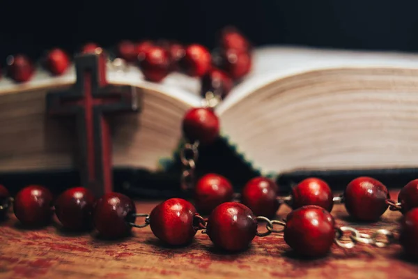 Stare Czerwone Koraliki Krucyfiks Tle Pisma Świętego Zobacz Makra — Zdjęcie stockowe