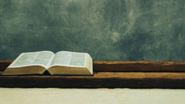 İncil eski bir tablo açın. Güzel gri duvar arka plan. Din kavramı.